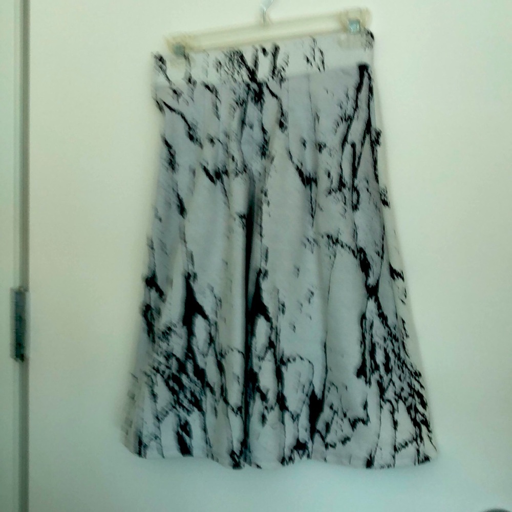 Everleigh Brand. Textured white fabric with black pattern stretch waistband.